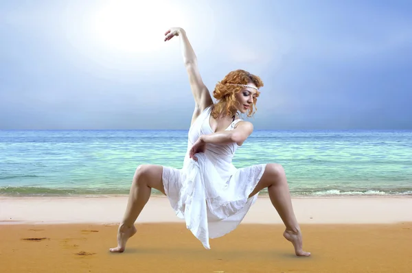 Жінка танцюрист позує на пляжі — стокове фото