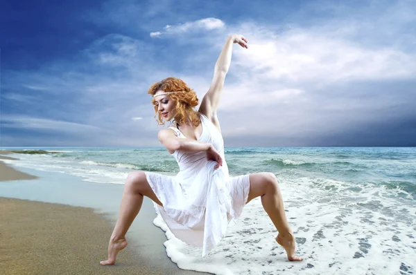 Pózol a tengerparton nő táncos — Stock Fotó