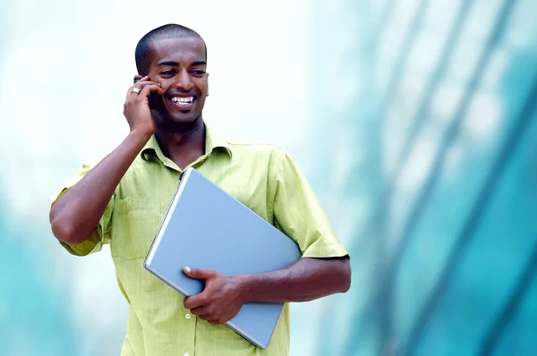 Boldog fiatalember vagy hallgató laptop és a telefon, az üzleti — Stock Fotó