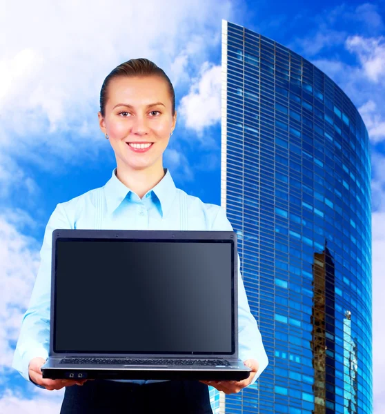 Empresária de felicidade com laptop na arquitetura de negócios desfocada — Fotografia de Stock