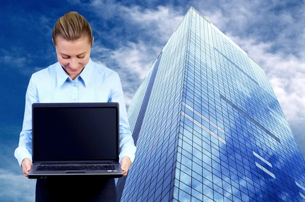 Щастя бізнес-леді з ноутбуком на розмитому бізнес-архітекторі — стокове фото