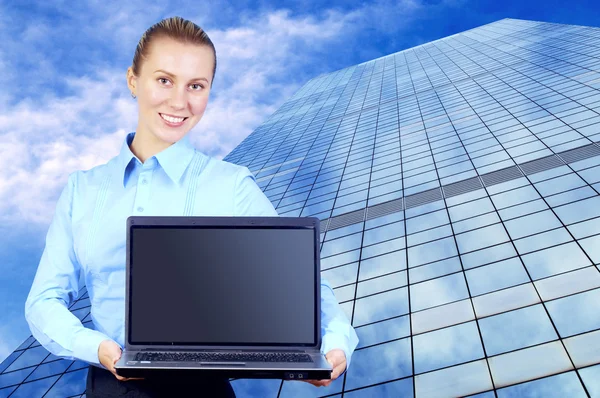 Glück Geschäftsfrau mit Laptop auf Unschärfe Business-Architektur — Stockfoto