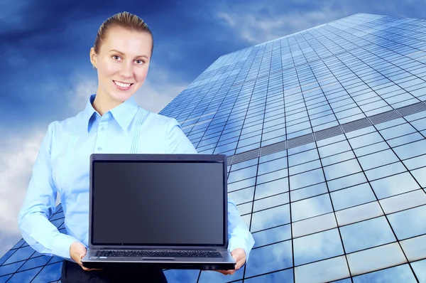 Glück Geschäftsfrau mit Laptop auf Unschärfe Business-Architektur — Stockfoto