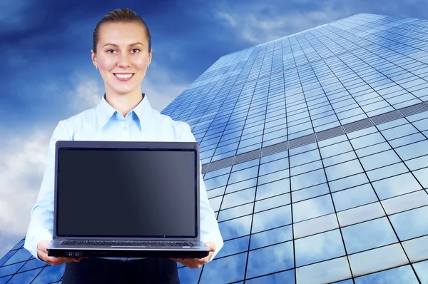 La felicidad de la mujer de negocios con el ordenador portátil en la arquitectura borrosa de negocios — Foto de Stock