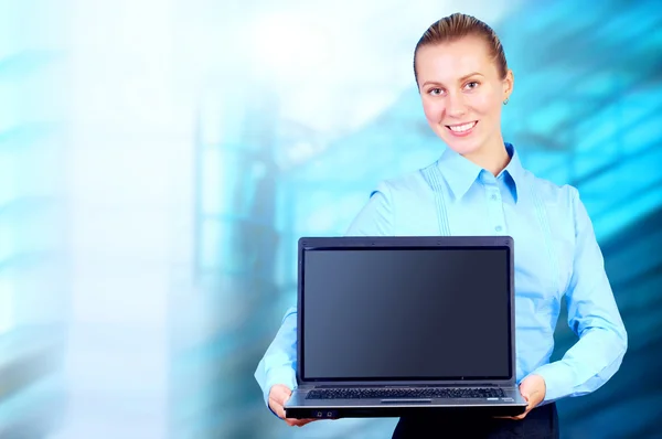 Bonheur femme d'affaires avec ordinateur portable sur flou architecture d'entreprise — Photo