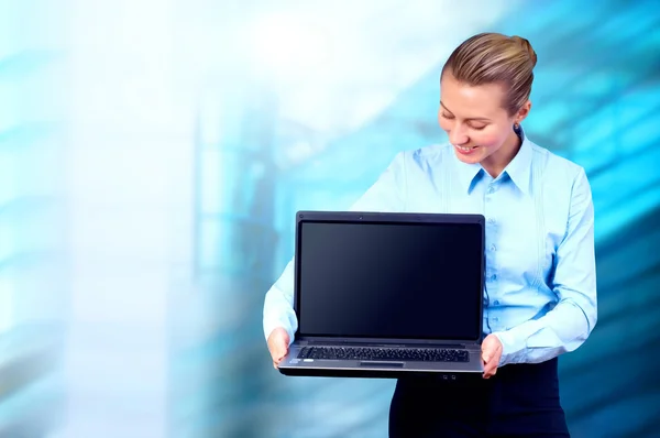 Bonheur femme d'affaires avec ordinateur portable sur flou architecture d'entreprise — Photo