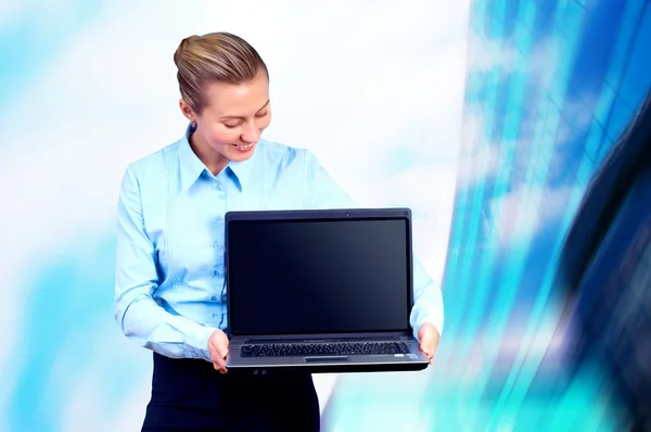 Empresária de felicidade com laptop na arquitetura de negócios desfocada — Fotografia de Stock
