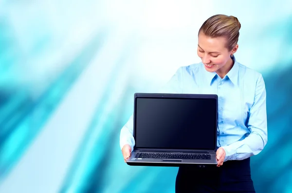 Szczęście kobieta z laptopa na rozmycie biznes ln — Zdjęcie stockowe