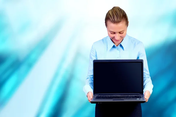 Boldogság üzletasszony laptop a blur üzleti architectur — Stock Fotó