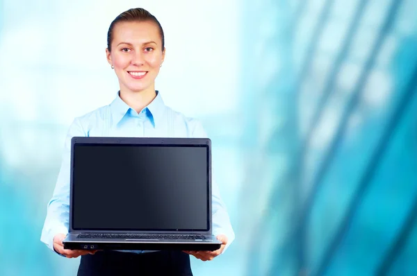 Happiness businesswoman with laptop on blur business architectur — Stock Photo, Image