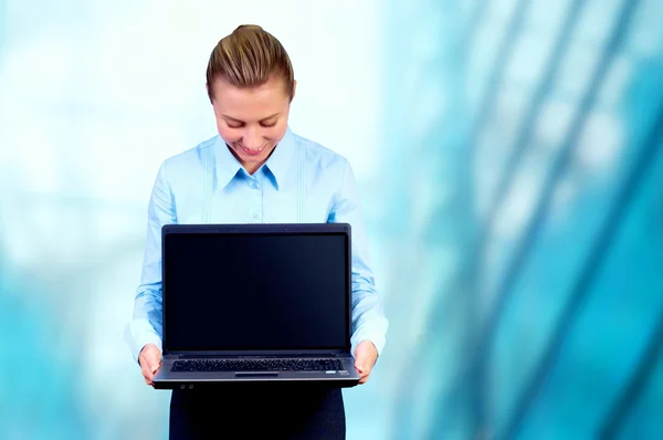 Felicità donna d'affari con laptop su architettura aziendale sfocata — Foto Stock