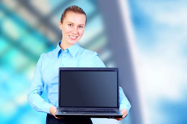 Felicità donna d'affari con laptop su architettura aziendale sfocata — Foto Stock