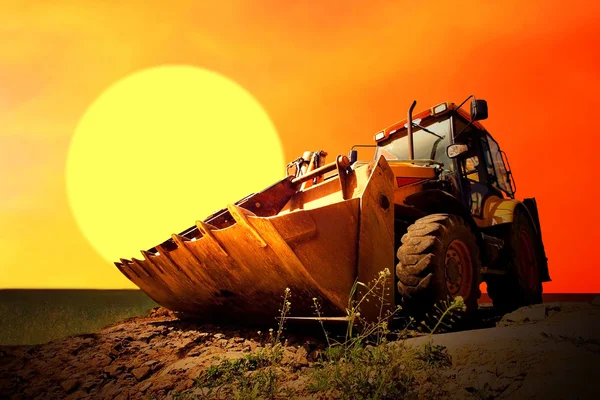 Gelber Traktor am goldenen Himmel — Stockfoto