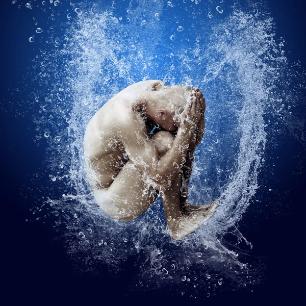 Kapky vody kolem mužů pod vodou na modrém pozadí — Stock fotografie