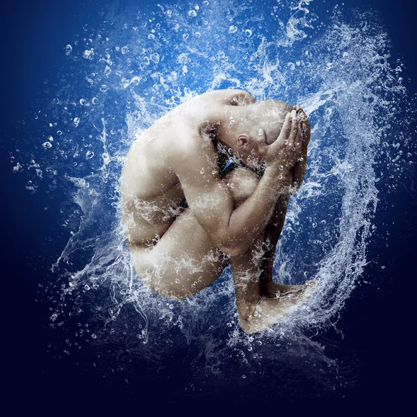 Kapky vody kolem mužů pod vodou na modrém pozadí — Stock fotografie