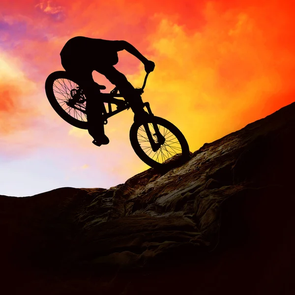 Silhouette eines Mannes auf einem Mountainbike, Sonnenuntergang — Stockfoto
