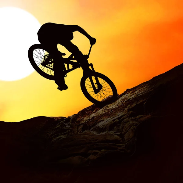 Силует чоловіка на мотоциклі, захід сонця — стокове фото