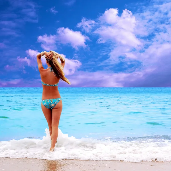 Young beautiful women on the sunny tropical beach in bikini — Stock Photo, Image