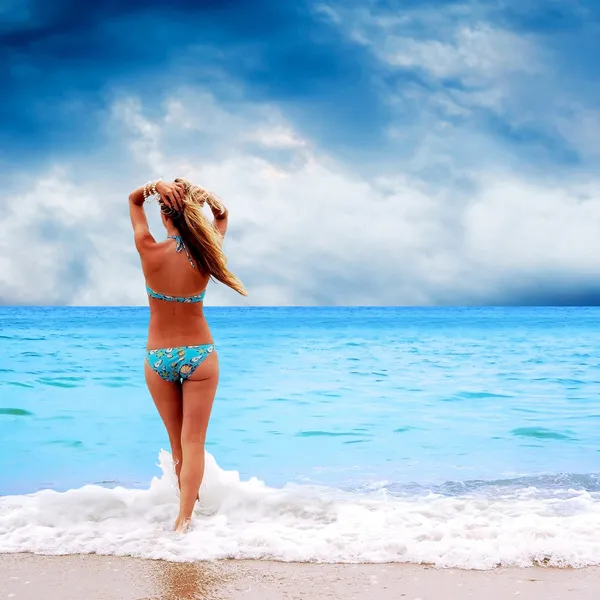 Güneşli tropik sahilde bikinili genç güzel kadın — Stok fotoğraf