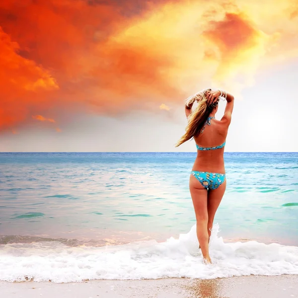 Unga vackra kvinnor på den soliga tropiska stranden i bikini — Stockfoto