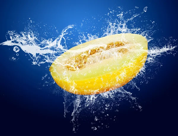 Water drops rond gele meloen — Stockfoto