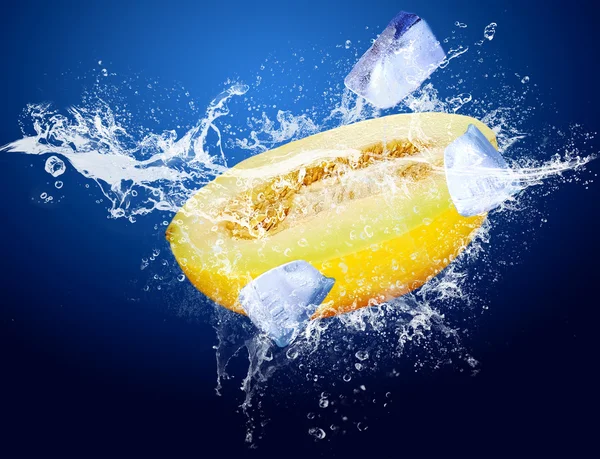 Water drops rond gele meloen op het ijs — Stockfoto