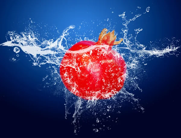 Wassertropfen um rote Früchte auf blauem Hintergrund — Stockfoto