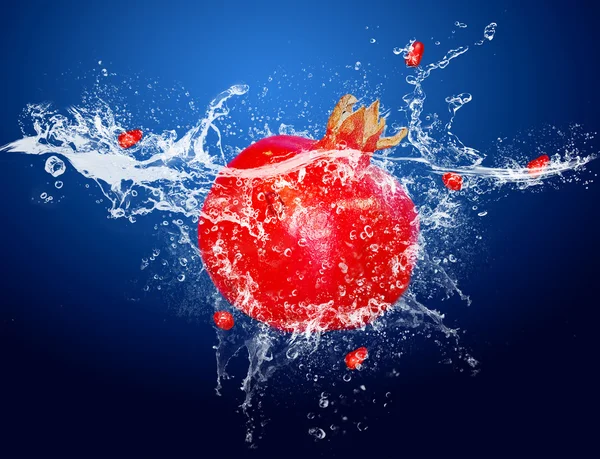 Vatten droppar runt röda frukter på blå bakgrund — Stockfoto