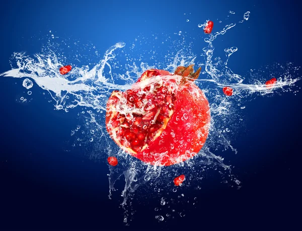 Gocce d'acqua intorno alla frutta rossa su sfondo blu — Foto Stock