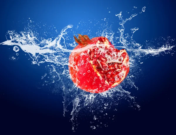 水滴周围红色水果冰上 — 图库照片