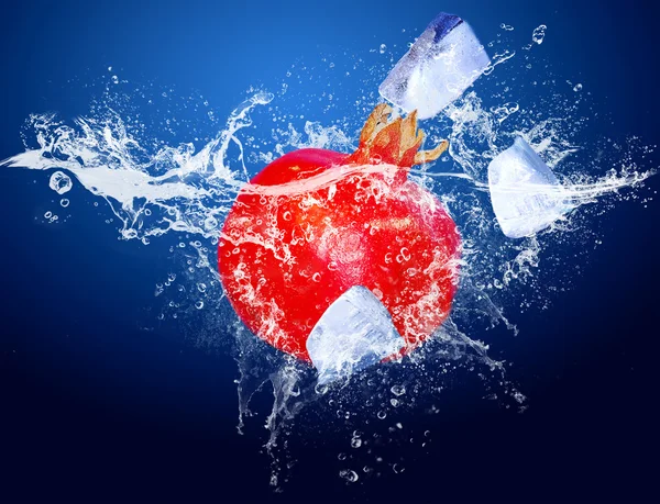 Wassertropfen um rote Früchte und Eis auf blauem Hintergrund — Stockfoto