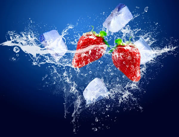 Vattendroppar runt jordgubbar och is på blå bakgrund — Stockfoto
