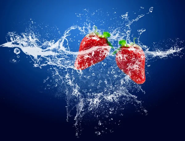 Σταγόνες νερού γύρω από φράουλα σε μπλε φόντο — Φωτογραφία Αρχείου