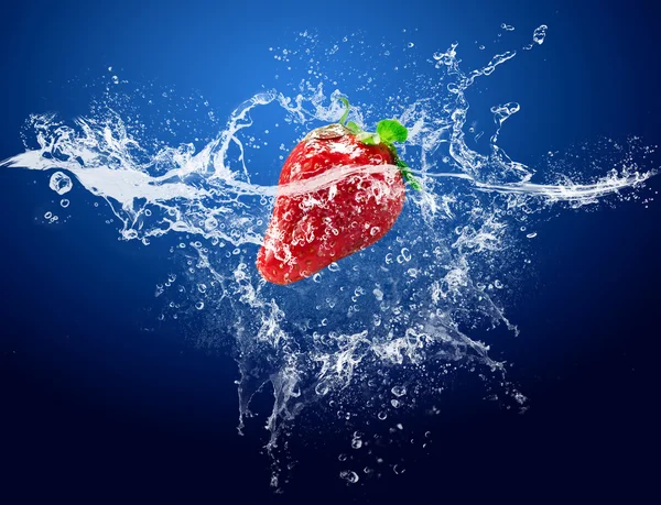 Wassertropfen um Erdbeere auf blauem Hintergrund — Stockfoto