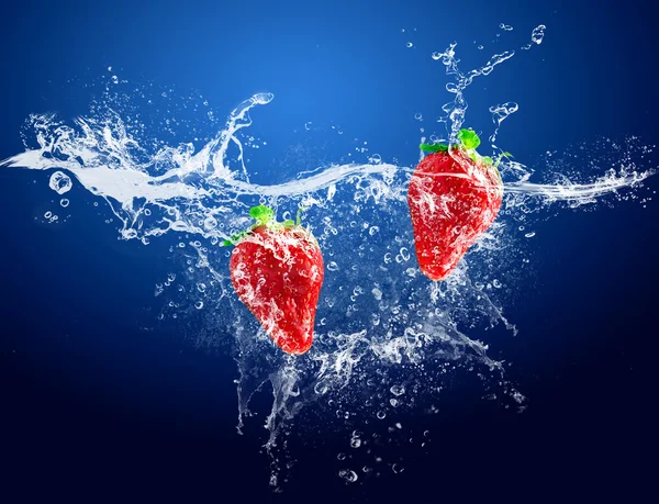 Vatten droppar runt jordgubbe på blå bakgrund — Stockfoto