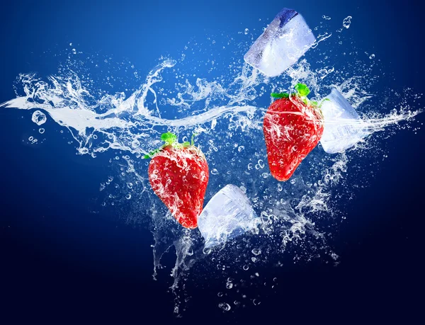 水滴周围草莓和蓝色背景上的冰 — 图库照片