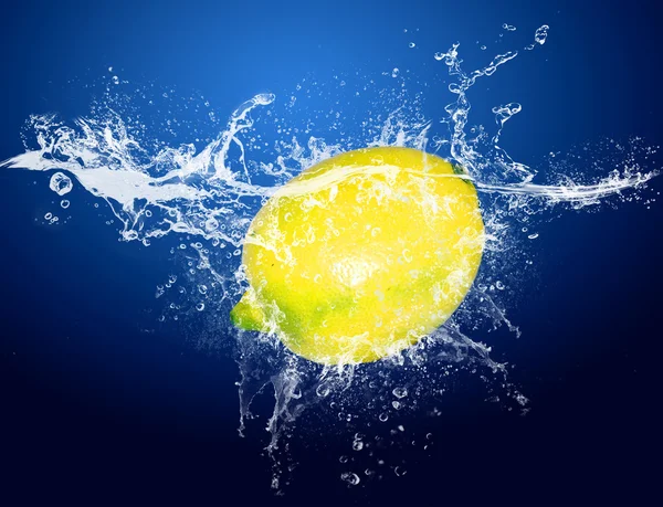 Gotas de agua alrededor de limón sobre fondo azul —  Fotos de Stock