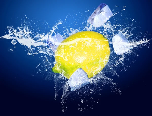 Vatten droppar runt citron på blå bakgrund — Stockfoto