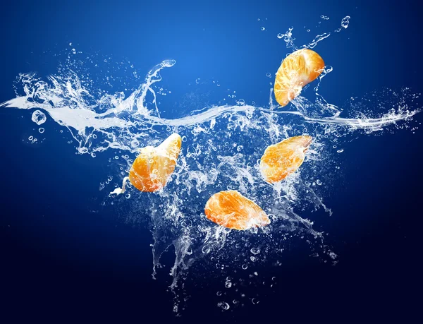 Gouttes d'eau autour de mandarine sur fond bleu — Photo