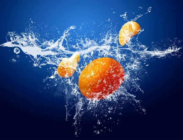 Gouttes d'eau autour de mandarine sur fond bleu — Photo