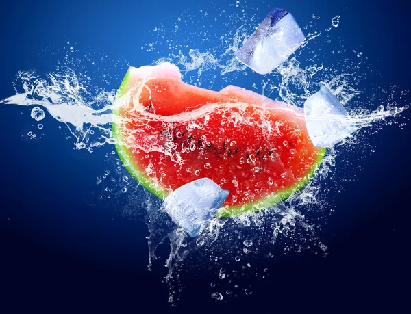 Wassertropfen um Wassermelone auf blauem Hintergrund — Stockfoto