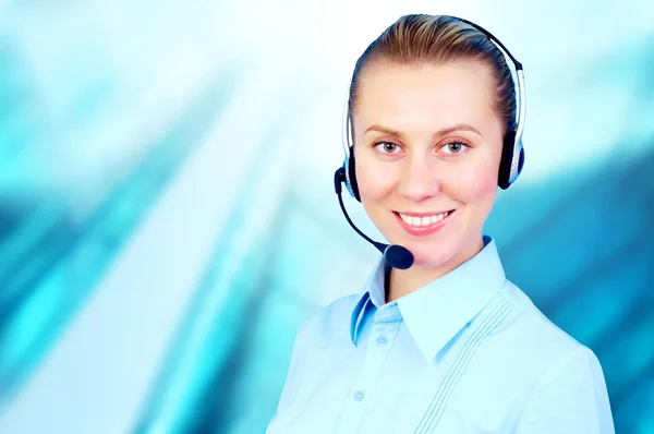 Glück Geschäftsfrau sprechen mit Kopfhörern auf Unschärfe Geschäftsbogen — Stockfoto