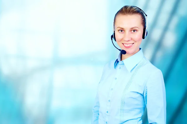Felicidad mujer de negocios hablar en auriculares en el arco de negocios borrosa —  Fotos de Stock
