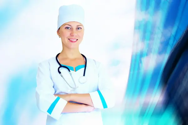 Lächelnder Arzt mit Stethoskop auf dem Krankenhausrücken — Stockfoto