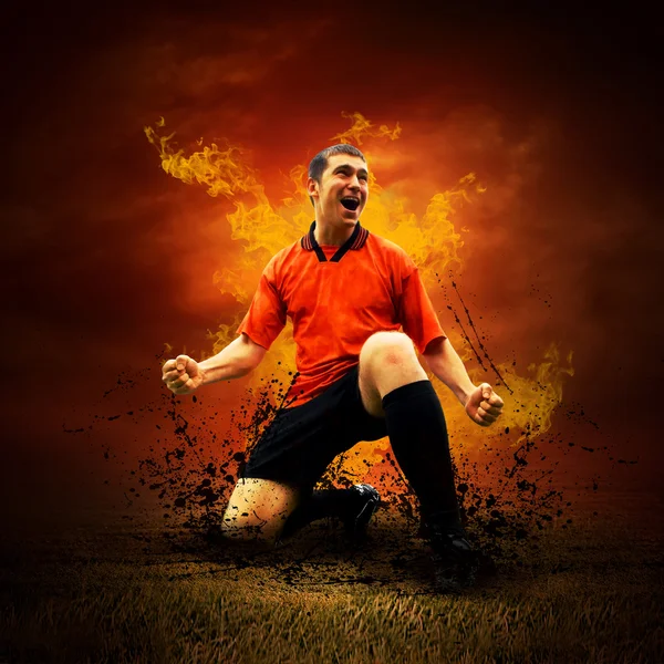 Fußballer in Flammen auf dem Sportplatz — Stockfoto