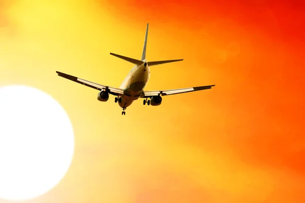 Letadlo na západu slunce obloha — Stock fotografie