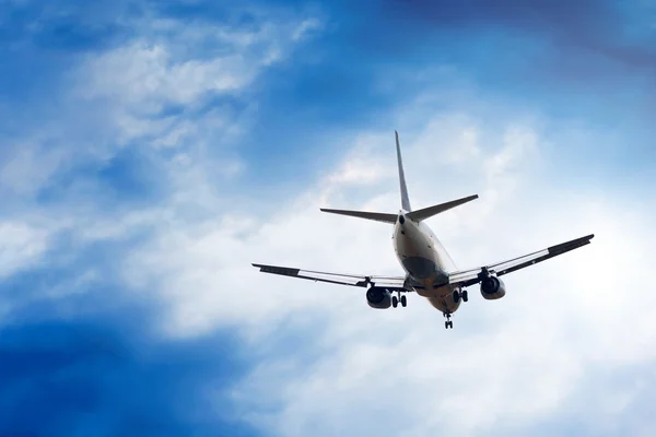 Airplane on the blue sky — Stock Photo, Image