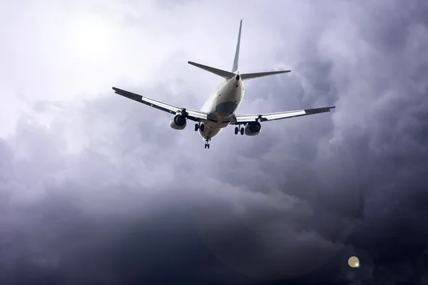 푸른 하늘에 떠 있는 비행기 — 스톡 사진