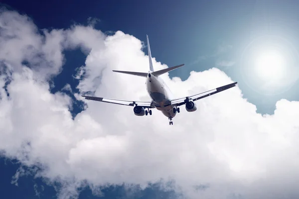 Samolot na błękitnym niebie — Zdjęcie stockowe