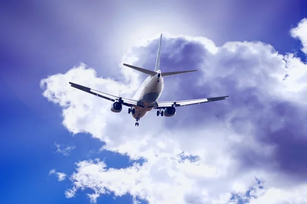 Mavi gökyüzünde bir uçak — Stok fotoğraf